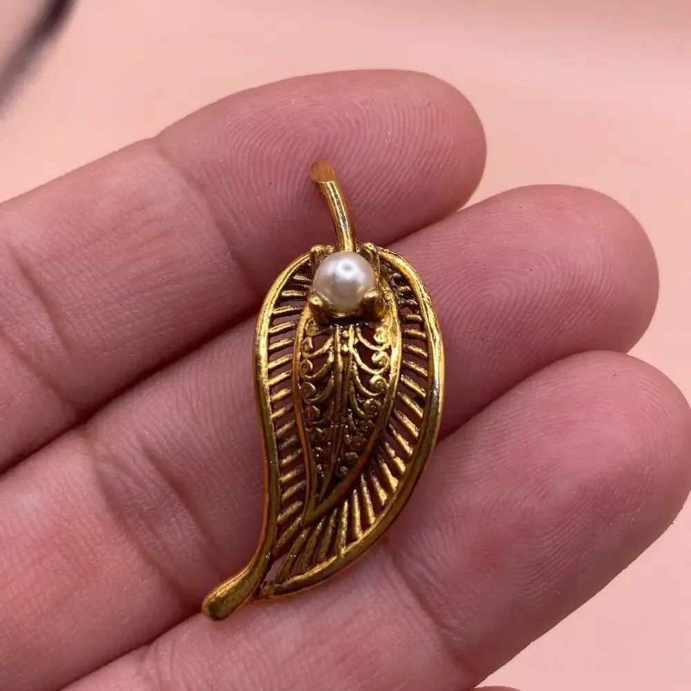 Vintage gold tone‎ design metal leaf with faux Pearl brooch pin